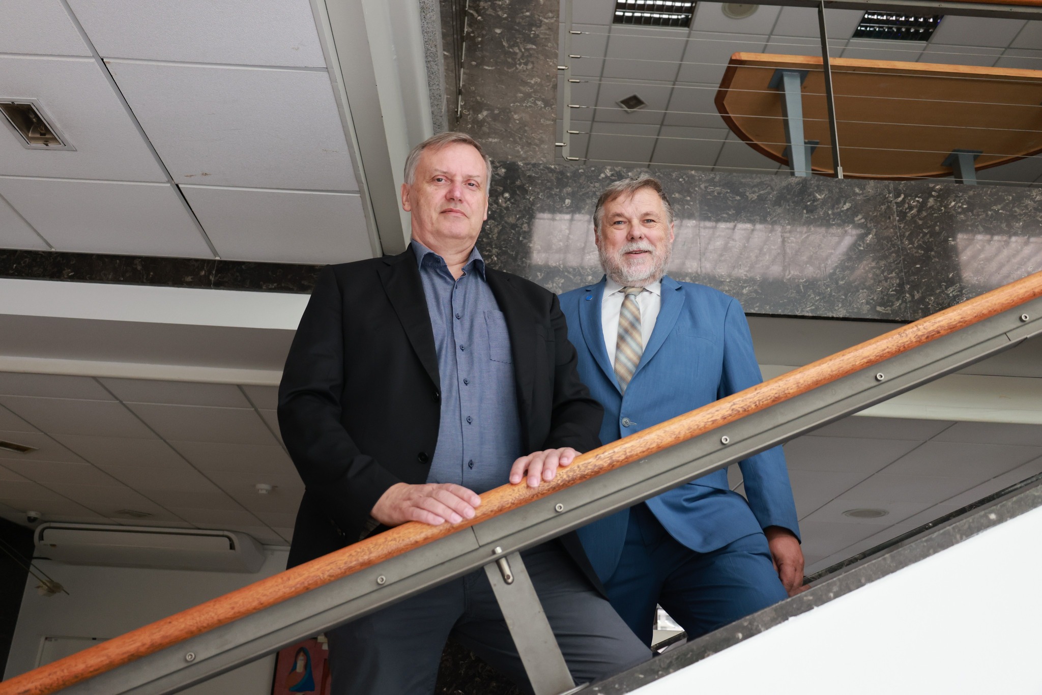 Prof. dr. Leon Cizelj, new acting director of the Jožef Stefan Institute, pictured with the outgoing director, Prof. Dr. Boštjan Zalar.
